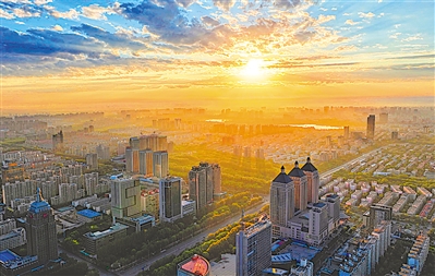     橙色——一縷陽(yáng)光叫醒銀川。寧夏持續(xù)打好藍(lán)天保衛(wèi)戰(zhàn)，重點(diǎn)開(kāi)展了重污染天氣消除、臭氧污染防治和柴油貨車(chē)污染治理三大攻堅(jiān)戰(zhàn)，推動(dòng)全區(qū)空氣質(zhì)量持續(xù)改善。本報(bào)記者 王猛 攝