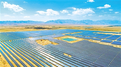     藍(lán)色——藍(lán)天白云下，賀蘭山下成片的光伏板匯聚成藍(lán)色的海洋。我區(qū)新能源裝機(jī)容量突破3000萬(wàn)千瓦，成為第一大電源，2022年綠電交易規(guī)模位居國(guó)網(wǎng)第一。                                                                                             本報(bào)記者 馬楠 攝