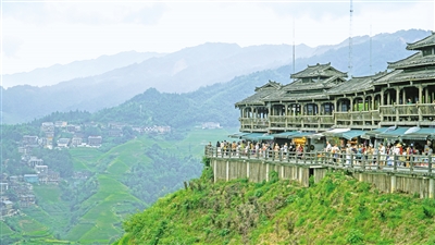 8月27日,在廣西桂林市龍勝各族自治縣大寨村,前來觀看龍脊梯田的游客絡(luò)繹不絕。