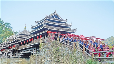 8月26日,三江侗族自治縣程陽八寨景區(qū)。程陽八寨位于三江侗族自治縣林溪鎮(zhèn),立足中國侗族原生態(tài)旅游資源,通過旅游銷售油茶、茶葉、侗族工藝品等提高群眾收入。