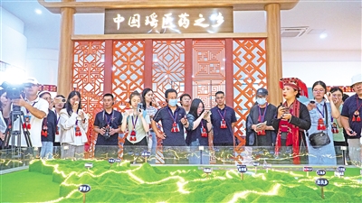 8月24日,記者一行走進“中國瑤醫(yī)藥之鄉(xiāng)”廣西來賓市金秀瑤族自治縣。