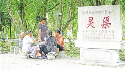 靈渠位于廣西壯族自治區(qū)桂林市興安縣,全長36.4公里,是連接長江流域和珠江流域的一條古代運河。水清岸綠渠暢景美,每年吸引游客100多萬人次。