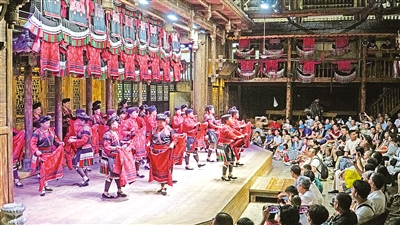 8月27日,在廣西桂林市龍勝各族自治縣龍脊鎮(zhèn)黃洛瑤寨,紅瑤姑娘表演曬紅衣,紅瑤梳長發(fā)等特色活動。黃洛瑤寨共有83戶,348人,獲評“首批中國少數(shù)民族特色村寨”。