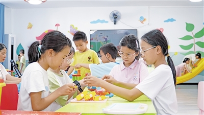 柳州市三江侗族自治縣古宜鎮(zhèn)南站社區(qū)兒童活動室,小朋友在玩游戲。